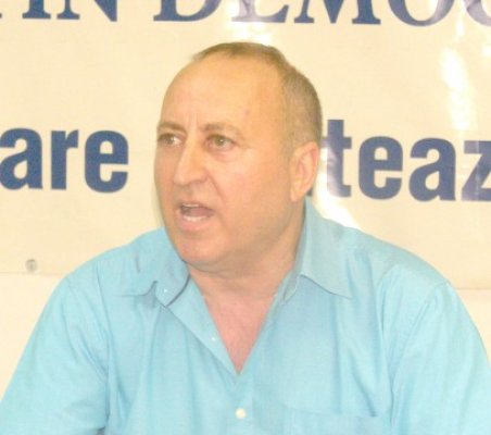 Chesoi zice că e preşedinte şi că-l dă afară din partid pe Pavelescu